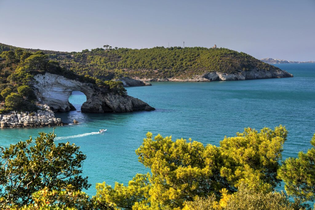 Costa del Gargano con arco naturale e mare turchese in Puglia